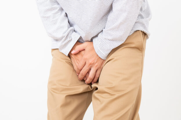 尿漏れがじわじわ続く…男性に多い原因と病気の可能性とは？